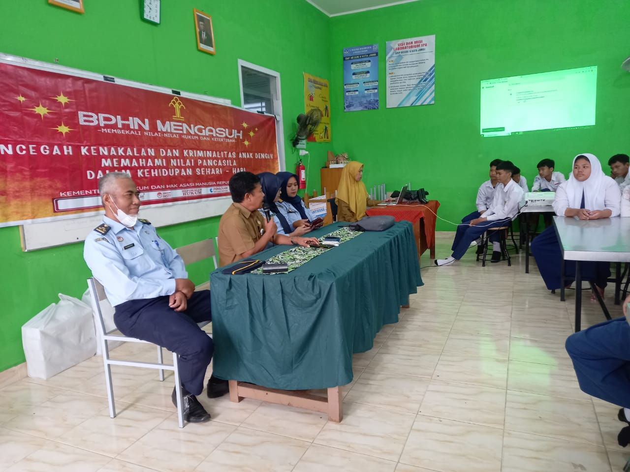 BPHN_Mengajar_Terus_Berlanjut_Kini_Sambangi_SMP_Negeri_09_Kota_Jambi_4.jpg