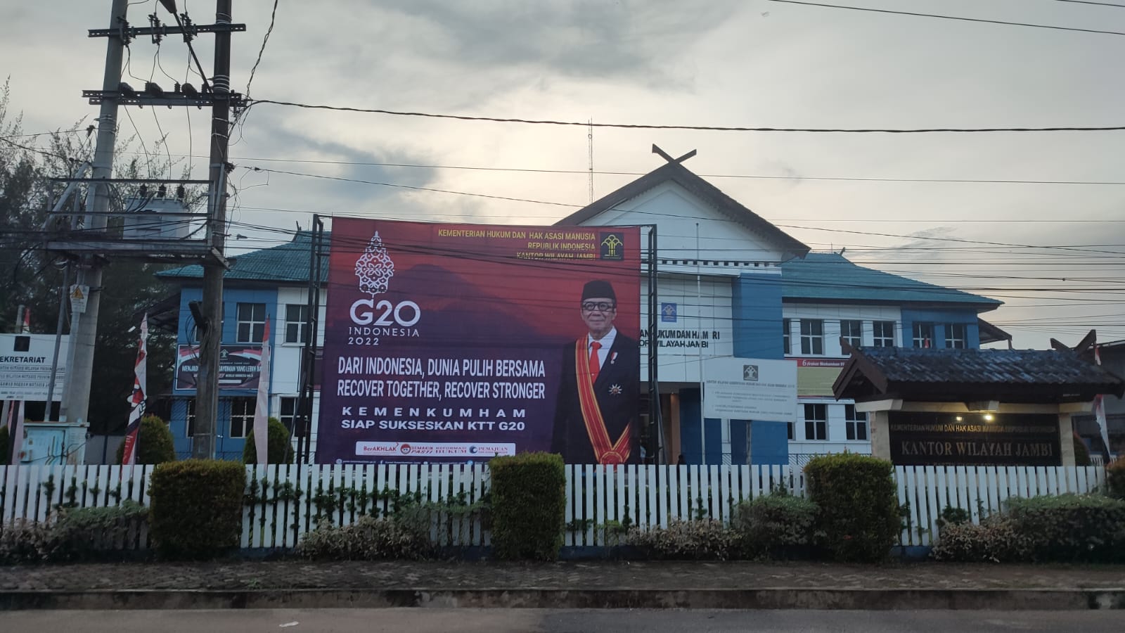 Pemasangan_Spanduk_G20_1.jpeg