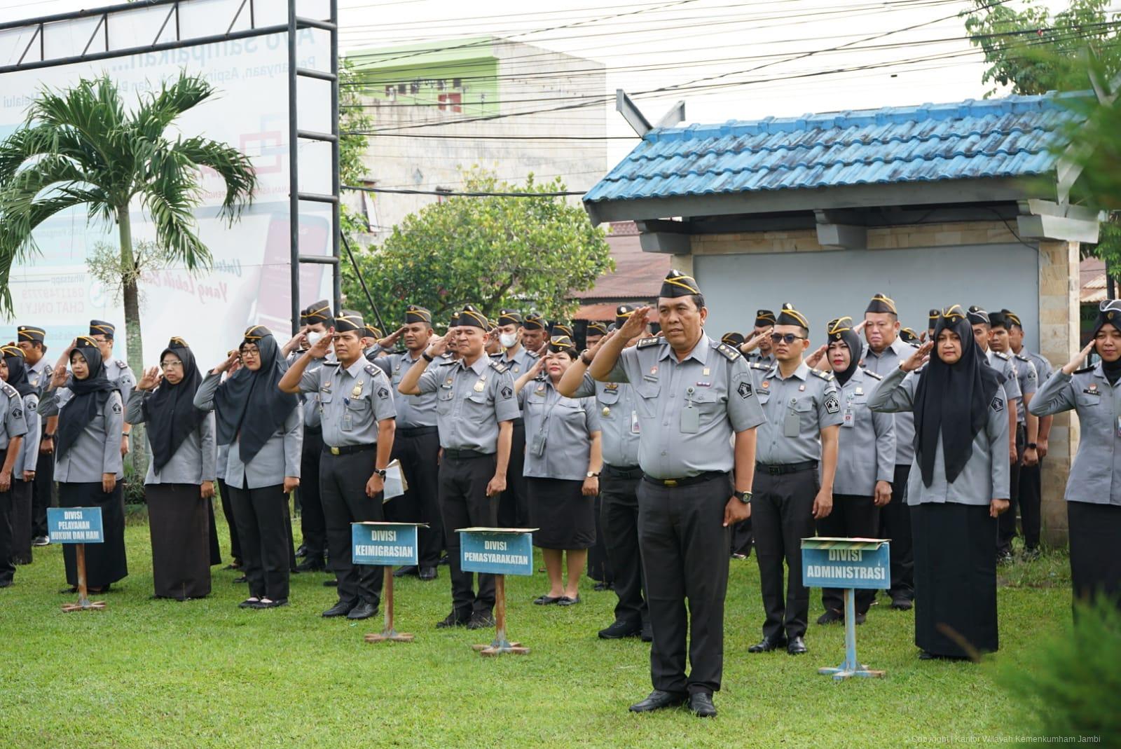 apel_pagi_dan_penghargaan_pegawai_teladan_5.jpeg